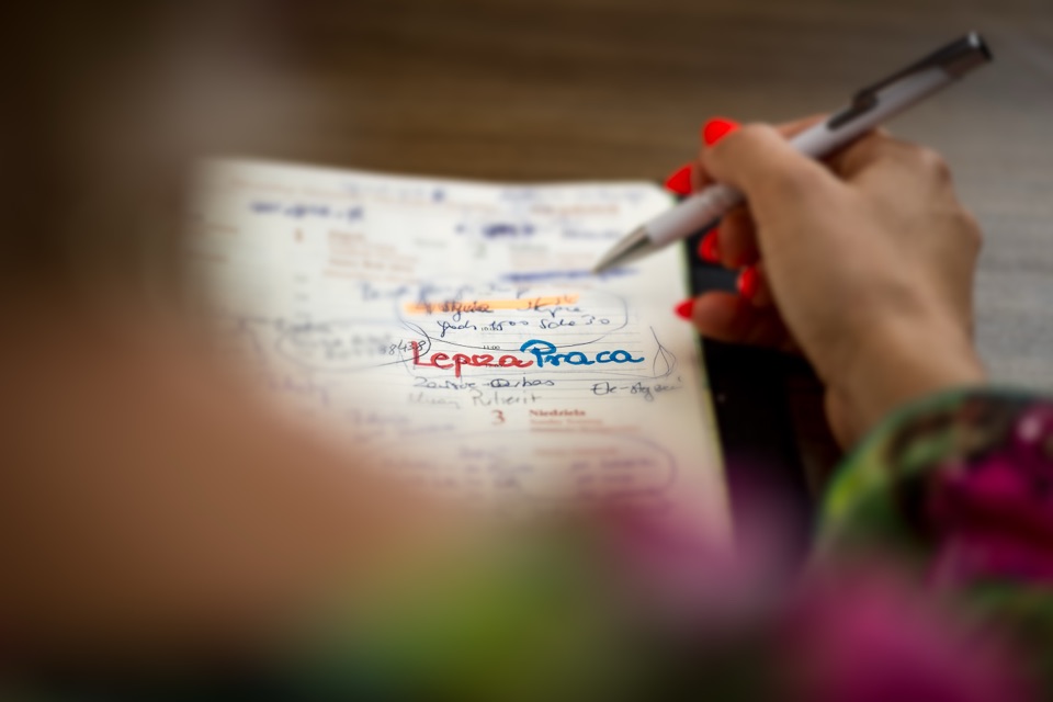 Szkic logo Lepsza Praca w kalendarzu — tak się wszystko zaczęło